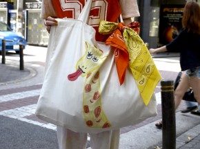 今日のポイントは「ハンドペイントのトートバッグ」 今日のポイントは「ハンドペイントのトートバッグ」