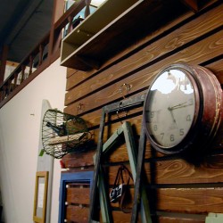 古材や古物の鉄脚など古いパーツで作ったリメイクも