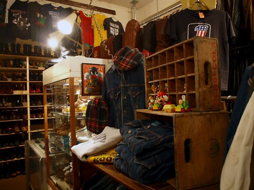 １階が店舗、２～４階が倉庫となっており、総在庫数は１５０００点を超える巨大古着店