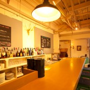 ゆったり寛げるカウンター席はついつ話が弾んでしまう　nidomi cafe bar