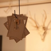 さりげないアンティークディスプレイ　nidomi cafe bar