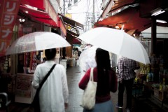雨でも賑わう：「観光とローカルの間」東京・砂町銀座商店街